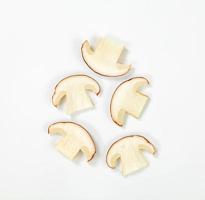 포토 JPG 해외이미지 스튜디오촬영 식재료 단면 실내 사람없음 흰배경 슬라이스 양송이 해외202004 해외202105 해외포토 백그라운드 내부 버섯 흰색 파일형식