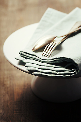 포토 JPG 해외이미지 포크 실내 사람없음 숟가락 상차림 받침대 준비 냅킨 나무바닥 해외202004 플레이팅 해외포토 식기 바닥 수저 내부 파일형식