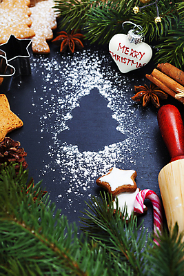 포토 JPG 해외이미지 별 잎 크리스마스 실내 사람없음 하트 달콤 솔방울 쿠키틀 반죽밀대 슈가파우더 시나몬스틱 지팡이사탕 크리스마스트리모양쿠키 트리모양 남색배경 해외202004 팔각회향 해외포토 자연요소 모양 식물 기념일 백그라운드 사탕 내부 크리스마스트리 쿠키 맛 남색 향신료 밀대 제빵도구 시나몬 파일형식