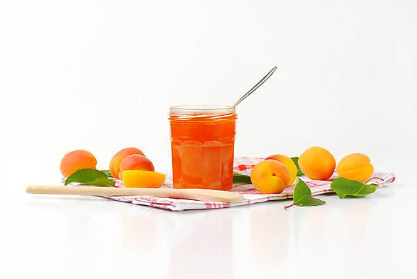 포토 JPG 해외이미지 스튜디오촬영 실내 사람없음 숟가락 식탁보 병 흰배경 나무숟가락 과일잼 살구 살구잼 해외202004 해외202105 해외포토 식기 백그라운드 과일 수저 내부 흰색 잼 파일형식