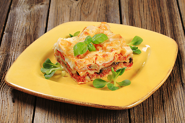 포토 JPG 해외이미지 전통 접시 음식 조각 토마토 채소 치즈 파스타 육류 돼지고기 요리 사람없음 초록색 노란색 치킨 버섯 이탈리아 소고기 껍질 황금 클래식 오븐 맛 허브 바질 그라탱 다진 라자냐 캐서롤 펜네 핸드메이드 막 해외202004 해외202105 해외포토 식물 식기 유럽 컬러 컨셉 식재료 유제품 서양음식 가전제품 용기_그릇 이탈리아음식 닭고기요리 파일형식