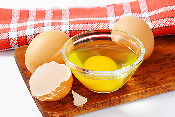 포토 JPG 해외이미지 스튜디오촬영 접시 재료 사람없음 계란 신선 사발 날것 노른자 해외202004 해외202105 해외포토 식기 실내 알 사기그릇 파일형식 그릇 내부