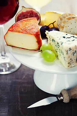 포토 JPG 해외이미지 와인잔 치즈 유제품 실내 사람없음 크래커 칼 받침대 청포도 무화과 블루치즈 해외202004 고르곤졸라치즈 해외포토 술잔 과일 포도 내부 쿠키 파일형식