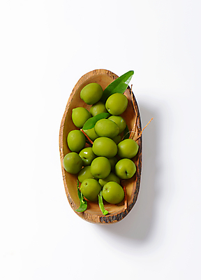 포토 JPG 해외이미지 스튜디오촬영 실내 사람없음 흰배경 올리브 담기 나무그릇 올리브잎 해외202004 해외202105 해외포토 그릇 열매 백그라운드 잎 모션 내부 목재 흰색 파일형식