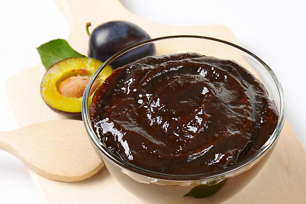 포토 JPG 해외이미지 스튜디오촬영 실내 사람없음 흰배경 유리그릇 나무숟가락 과일잼 나무도마 서양자두 해외202004 해외202105 해외포토 그릇 백그라운드 유리 도마 내부 목재 숟가락 흰색 잼 파일형식