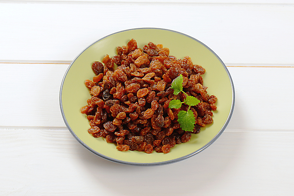 포토 JPG 해외이미지 스튜디오촬영 접시 열매 음식 과일 재료 부분 포도 디저트 건조 건강 사람없음 초록색 갈색 쌓기 그룹 달콤 맛 유기농 흙더미 내추럴 건포도 맛있는 해외202004 해외202105 해외포토 식물 식기 웰빙 컬러 컨셉 모션 실내 흙 건과일 파일형식 더미