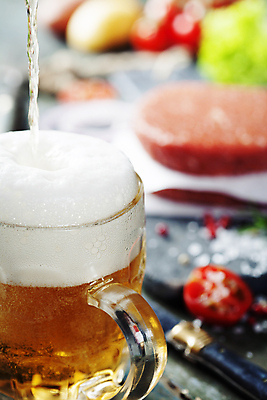 포토 JPG 해외이미지 식재료 맥주 실내 근접촬영 사람없음 아웃포커스 붓기 맥주잔 패티 맥주거품 해외202004 해외포토 뷰포인트 술잔 모션 주류 촬영기법 내부 거품 파일형식