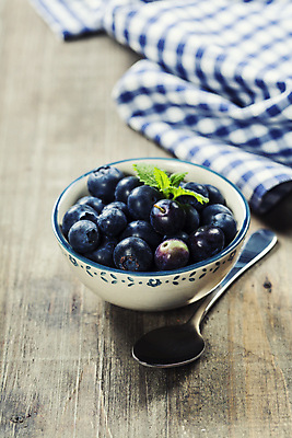 포토 JPG 해외이미지 그릇 사람없음 숟가락 담기 블루베리 블랙베리 해외202004 해외포토 식기 과일 모션 수저 파일형식