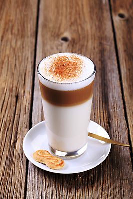 포토 JPG 해외이미지 접시 잔 한잔 실내 사람없음 쿠키 마끼야또 나무배경 해외202004 해외202105 해외포토 1 식기 커피 백그라운드 디저트 내부 파일형식