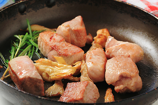 포토 JPG 해외이미지 음식 조각 포크 육류 돼지고기 요리 사람없음 검은색 버섯 튀김 프라이팬 굽기 허리 묘사 주사위 로즈메리 송아지고기 음식준비 해외202004 해외202105 해외포토 식기 컬러 식재료 주방용품 신체부위 구이 허브 준비 파일형식