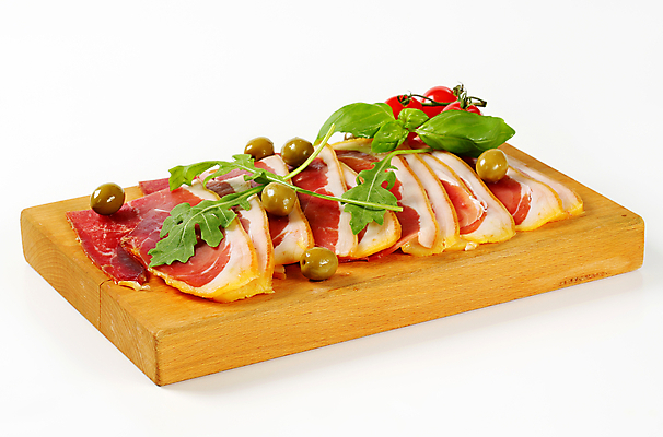 포토 JPG 해외이미지 스튜디오촬영 음식 조각 도마 육류 돼지고기 사람없음 로켓 애피타이저 올리브 햄 피클 바질 루꼴라 절임 치유 프로슈토 해외202004 해외202105 해외포토 열매 채소 식재료 주방용품 실내 파일형식