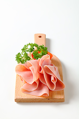 포토 JPG 해외이미지 스튜디오촬영 음식 토마토 도마 파슬리 육류 돼지고기 사람없음 신선 흰배경 햄 슬라이스 얇은 편육 해외202004 해외202105 해외포토 채소 식재료 주방용품 실내 흰색 파일형식 컬러 생활용품 내부 오브젝트
