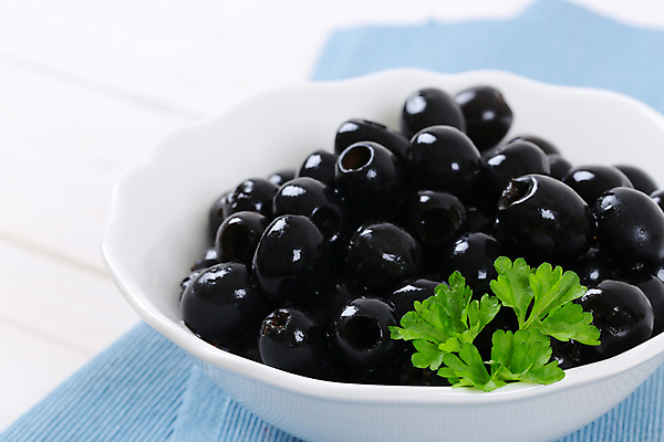 포토 JPG 해외이미지 스튜디오촬영 그릇 실내 파슬리 사람없음 식탁보 흰배경 올리브 담기 올리브절임 해외202004 해외202105 해외포토 식기 열매 백그라운드 채소 모션 내부 흰색 절임 파일형식