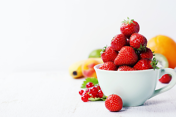 포토 JPG 해외이미지 오렌지 딸기 바나나 실내 사람없음 쌓기 찻잔 흰배경 베리 카피스페이스 해외202004 해외포토 백그라운드 과일 모션 잔 내부 공백 흰색 파일형식