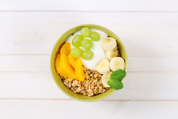 포토 JPG 해외이미지 스튜디오촬영 음식 오렌지 과일 부분 포도 바나나 건강 사람없음 초록색 흰색 신선 사발 아침식사 시리얼 가득함 흰배경 머리위 요거트 뮤즐리 그래놀라 해외202004 해외202105 해외포토 컬러 백그라운드 유제품 실내 식사 사기그릇 파일형식