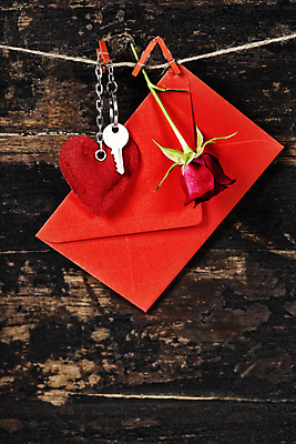 포토 JPG 해외이미지 열쇠 편지봉투 실내 매달리기 사람없음 장미 하트 편지 나무바닥 노끈 나무집게 키링 해외202004 해외포토 모양 꽃 줄 모션 봉투 바닥 집게 내부 목재 파일형식