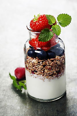 포토 JPG 해외이미지 잎 회색배경 딸기 유리병 곡류 실내 사람없음 시리얼 블루베리 산딸기 요거트 그래놀라 해외202004 해외포토 식물 음식 백그라운드 과일 병_용기 유제품 내부 회색 파일형식