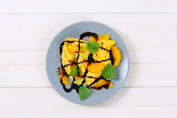 포토 JPG 해외이미지 접시 오렌지 실내 사람없음 하이앵글 달콤 흰배경 초코시럽 크레이프 해외202004 해외202105 해외포토 식기 뷰포인트 백그라운드 과일 디저트 내부 초콜릿 흰색 맛 시럽 파일형식