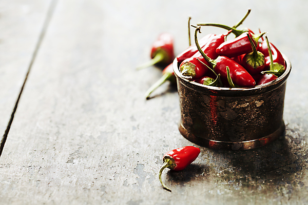 포토 JPG 해외이미지 그릇 식재료 사람없음 담기 매움 나무바닥 홍고추 해외202004 해외포토 식기 모션 고추 바닥 맛 파일형식