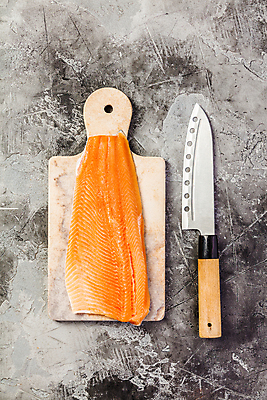 포토 JPG 해외이미지 실내 사람없음 하이앵글 날것 연어 식칼 나무도마 연어요리 연어회 해외202004 해외포토 음식 뷰포인트 주방용품 도마 어류 내부 목재 생선회 파일형식