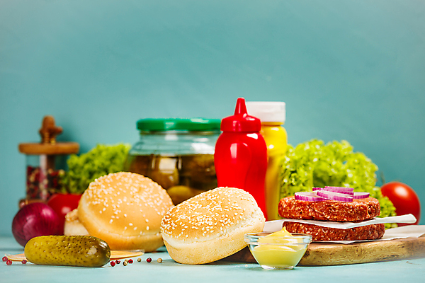 포토 JPG 해외이미지 식재료 유리병 패스트푸드 실내 사람없음 햄버거 케첩 머스터드 피클 유리그릇 패티 나무도마 소스그릇 수제햄버거 적양파 햄버거빵 종이호일 민트색배경 해외202004 해외포토 그릇 빵 백그라운드 유리 양파 병_용기 도마 내부 목재 소스_음식 인스턴트 민트색 절임 파일형식