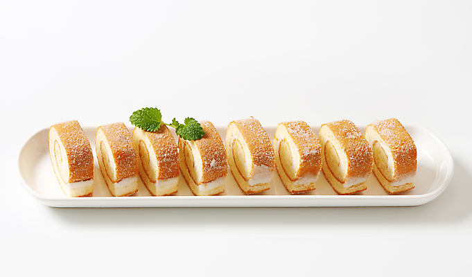 포토 JPG 해외이미지 스튜디오촬영 접시 음식 조각 디저트 사람없음 과자 케이크 흰색 횡단보도 달콤 굽기 크림 크림치즈 해외202004 해외202105 스펀지케이크 해외포토 식기 컬러 치즈 실내 보행로 맛 구이 파일형식