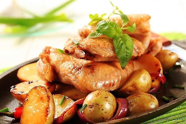 포토 JPG 해외이미지 접시 음식 날개 고추 양파 감자 육류 요리 사람없음 식사 저녁식사 치킨 튀김 프라이팬 굽기 허브 점심식사 쪽파 메인요리 절임 해외202004 해외202105 해외포토 식물 식기 채소 식재료 주방용품 구이 파 닭고기요리 파일형식