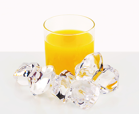 포토 JPG 해외이미지 스튜디오촬영 잔 실내 사람없음 얼음 오렌지주스 흰배경 해외202004 해외202105 해외포토 자연요소 식기 백그라운드 내부 흰색 과일주스 파일형식