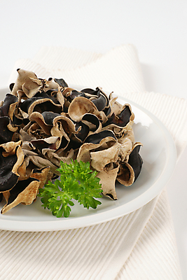 포토 JPG 해외이미지 스튜디오촬영 식재료 건조 실내 파슬리 사람없음 식탁보 흰배경 목이버섯 해외202004 해외202105 해외포토 백그라운드 채소 내부 버섯 흰색 파일형식