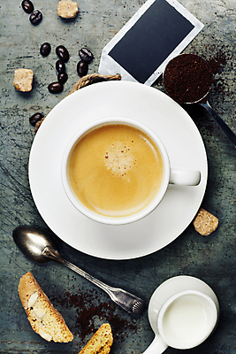 포토 JPG 해외이미지 실내 사람없음 하이앵글 쿠키 숟가락 원두 커피잔 컵받침 라떼 시럽컵 플랫레이 해외202004 해외포토 커피 뷰포인트 디저트 잔 수저 내부 플랫 받침대 파일형식