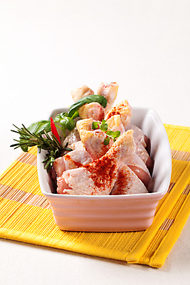 포토 JPG 해외이미지 그릇 실내 생고기 사람없음 닭고기 식탁보 신선 허브 흰배경 날것 닭다리 바질 로즈메리 생닭 파프리카가루 해외202004 해외202105 해외포토 식물 식기 백그라운드 육류 내부 흰색 닭 가루 파일형식