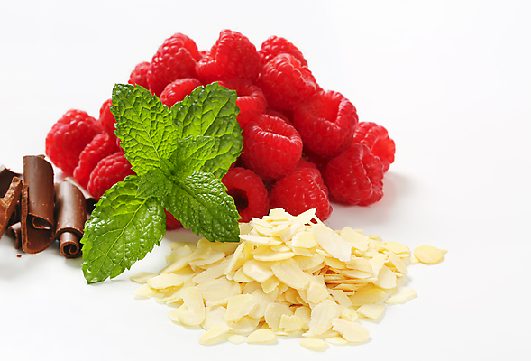 포토 JPG 해외이미지 스튜디오촬영 음식 과일 디저트 건강 사람없음 빨간색 쌓기 견과류 신선 그룹 달콤 유기농 슬라이스 산딸기 토핑 아몬드 베리 흙더미 숙성 맛있는 해외202004 해외202105 해외포토 웰빙 컬러 모션 실내 흙 맛 파일형식 더미