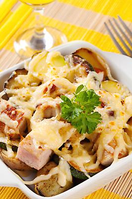 포토 JPG 해외이미지 음식 치즈 감자 육류 돼지고기 요리 사람없음 식사 저녁식사 굽기 점심식사 그라탱 주키니 주키니호박 캐서롤 해외202004 해외202105 해외포토 채소 식재료 유제품 서양음식 용기_그릇 구이 파일형식