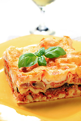 포토 JPG 해외이미지 접시 음식 채소 치즈 파스타 육류 돼지고기 요리 사람없음 치킨 버섯 바질 그라탱 다진 라자냐 해외202004 해외202105 해외포토 식기 식재료 유제품 서양음식 이탈리아음식 닭고기요리 파일형식