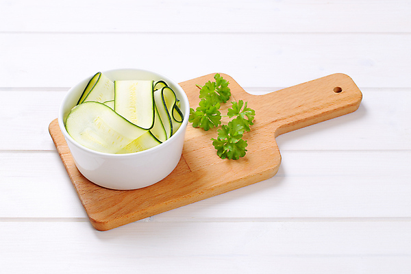 포토 JPG 해외이미지 스튜디오촬영 리본 음식 조각 채소 재료 호박 도마 건강 사람없음 목재 초록색 쌓기 흰색 신선 사발 가득함 유기농 날것 국산 스쿼시 흙더미 내추럴 숙성 얇은 주키니 해외202004 해외202105 해외포토 나무 웰빙 스포츠 컬러 모션 주방용품 실내 구기 흙 사기그릇 파일형식 더미