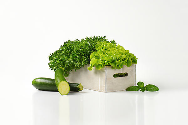포토 JPG 해외이미지 음식 채소 종류 사람없음 목재 초록색 상자 신선 상추 컨테이너 흰배경 날것 바질 국산 주키니 주키니호박 해외202004 해외202105 해외포토 나무 산업 컬러 백그라운드 재료 흰색 파일형식