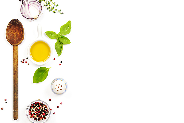 포토 JPG 해외이미지 그릇 사람없음 하이앵글 올리브오일 흰배경 후추 바질 나무숟가락 백리향 적양파 카피스페이스 해외202004 해외포토 식기 뷰포인트 백그라운드 양파 숟가락 공백 흰색 기름_음식 향신료 파일형식