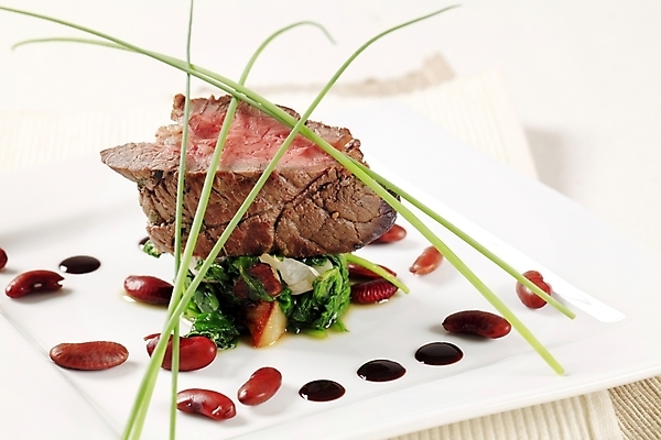 포토 JPG 해외이미지 접시 음식 잎 채소 건강 육류 스테이크 요리 사람없음 소고기 흰색 중앙 그릴 굽기 냅킨 시금치 점심식사 쪽파 등심 앙트레 해외202004 해외202105 해외포토 레이스천 식물 식기 컬러 식재료 주방용품 서양음식 식사 직물 구이 파 파일형식