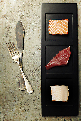 포토 JPG 해외이미지 접시 조각 포크 실내 사람없음 하이앵글 회 나이프 참치 날것 연어 송어 연어요리 연어회 해외202004 해외포토 식기 음식 뷰포인트 어류 내부 생선회 칼 파일형식