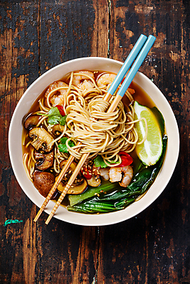 포토 JPG 해외이미지 젓가락 고추 새우 사람없음 하이앵글 버섯 면류 국수 깨 라임 나무탁자 동양음식 쌀국수 해외202004 해외포토 음식 뷰포인트 채소 과일 식재료 탁자 수저 갑각류 조미료 베트남음식 파일형식