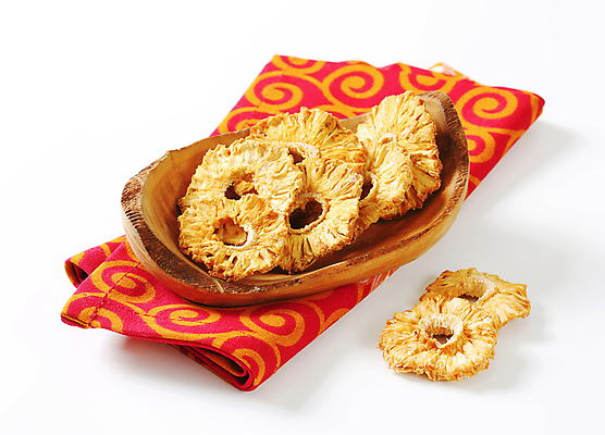 포토 JPG 해외이미지 스튜디오촬영 실내 사람없음 장식 빨간색 파인애플 흰배경 냅킨 건과일 나무접시 해외202004 해외202105 해외포토 접시 컬러 백그라운드 과일 건조 내부 흰색 열대과일 파일형식