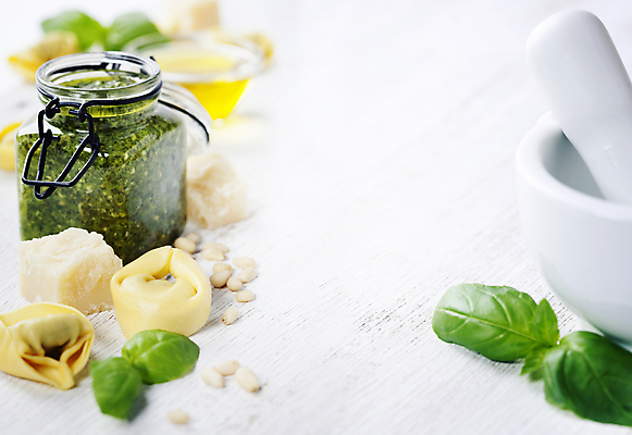 포토 JPG 해외이미지 유리병 치즈 실내 사람없음 아웃포커스 이탈리아음식 흰배경 잣 바질 막자사발 라비올리 홈메이드 페스토 해외202004 해외포토 백그라운드 병_용기 유제품 서양음식 촬영기법 내부 견과류 흰색 사발 소스_음식 만들기 파일형식