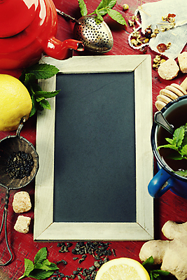 포토 JPG 해외이미지 실내 사람없음 칠판 찻잔 찻주전자 레몬 생강 찻잎 빨간배경 생강차 허니디퍼 카피스페이스 해외202004 차거름망 해외포토 백그라운드 채소 과일 주전자 잔 내부 빨간색 차_음료 공백 도구 파일형식