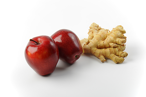 포토 JPG 해외이미지 스튜디오촬영 음식 과일 재료 건강 사람없음 빨간색 빛 신선 사과 흰배경 유기농 날것 광택 생강 숙성 해외202004 해외202105 해외포토 웰빙 컬러 백그라운드 채소 실내 흰색 파일형식