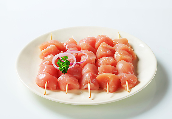 포토 JPG 해외이미지 스튜디오촬영 접시 실내 파슬리 생고기 사람없음 닭고기 신선 막대기 꼬치 흰배경 날것 닭꼬치 생닭 음식준비 적양파 해외202004 해외202105 해외포토 식기 백그라운드 채소 양파 육류 내부 흰색 닭 준비 파일형식