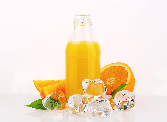 포토 JPG 해외이미지 스튜디오촬영 오렌지 유리병 실내 사람없음 얼음 오렌지주스 흰배경 해외202004 해외202105 해외포토 자연요소 백그라운드 과일 병_용기 내부 흰색 과일주스 파일형식
