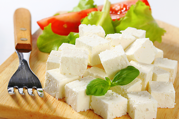 포토 JPG 해외이미지 스튜디오촬영 음식 포크 토마토 채소 재료 치즈 유제품 도마 사람없음 목재 흰색 애피타이저 상추 큐브 주사위 흙더미 페타치즈 해외202004 해외202105 해외포토 나무 식기 컬러 주방용품 실내 흙 파일형식 더미