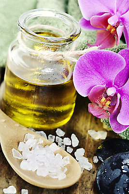 포토 JPG 해외이미지 유리병 실내 사람없음 나무바닥 스파용품 아로마테라피 나무숟가락 스톤 난초꽃 아로마오일 입욕소금 해외202004 해외포토 꽃 병_용기 바닥 내부 숟가락 스파 미용용품 난초 오일_화장품 오브젝트 소금 테라피 파일형식