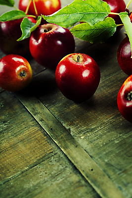 포토 JPG 해외이미지 잎 실내 사람없음 신선 사과 나무바닥 카피스페이스 해외202004 해외포토 식물 과일 바닥 내부 공백 파일형식