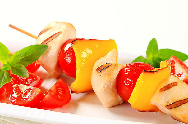 포토 JPG 해외이미지 접시 음식 토마토 채소 파프리카 건강 육류 요리 사람없음 노란색 치킨 막대기 꼬치 그릴 바비큐 묘사 점심식사 입가심 저지방 해외202004 해외202105 해외포토 식기 컬러 식재료 주방용품 식사 기름_음식 닭고기요리 파일형식